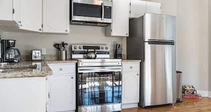 Old Dauphin Way Historic Home - Unit 3