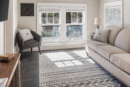 Old Dauphin Way Historic Home - Unit 3