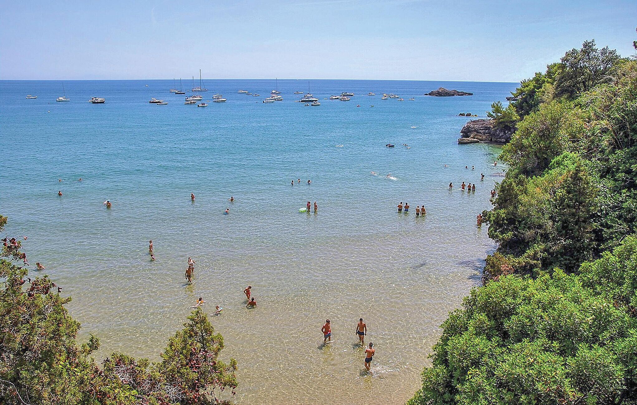 Una spiaggia nelle vicinanze
