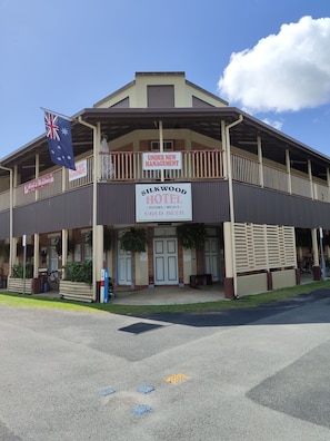 Front of property - Silkwood Hotel (Silkwood)