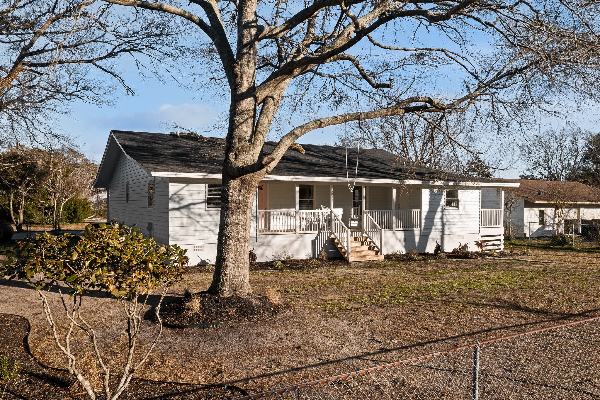 *King bed*, open concept, ranch, great for large familys