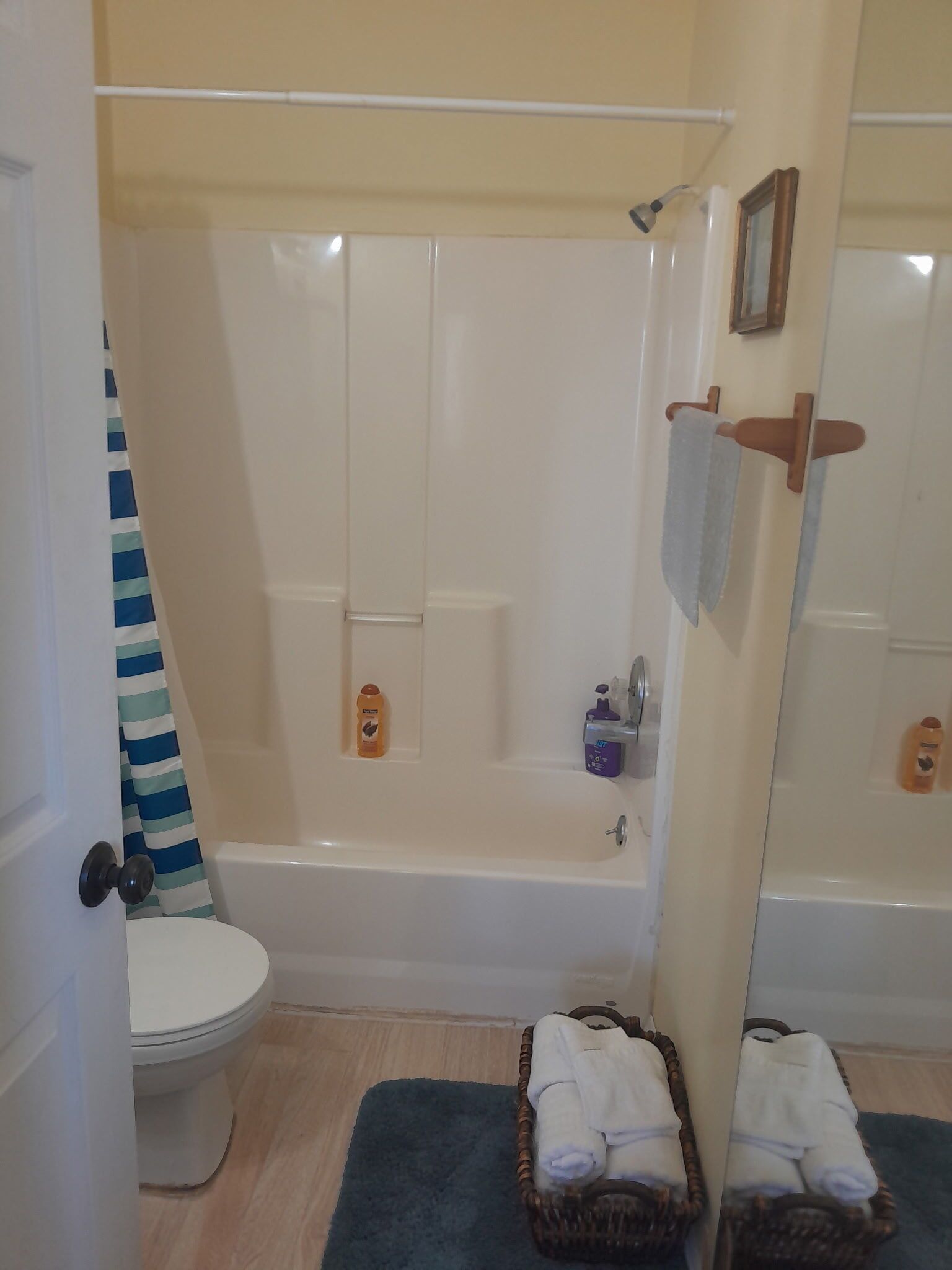 Ducha y bañera combinadas, secador de pelo, toallas y jabón