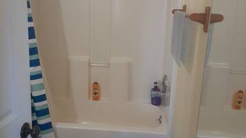 Ducha y bañera combinadas, secador de pelo, toallas y jabón