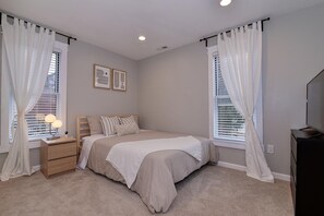 3 quartos, escrivaninha, ferros/tábuas de passar roupa, berço de viagem