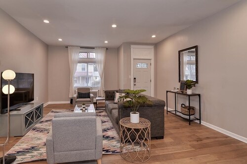 Modern All-New, Near Downtown, Private Parking - walking to Children Hospital