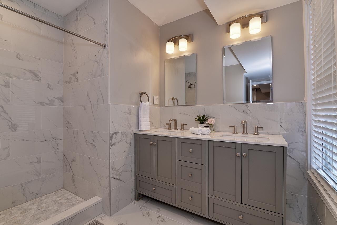 Bañera con ducha, secador de pelo, toallas, jabón