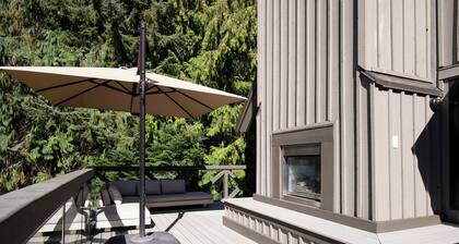 Luxury Ski-in / Ski-out Home with Oversized Hot Tub on Whistler-Blackcomb Slopes