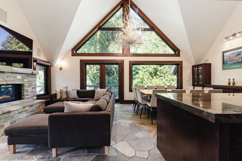 Luxury Ski-in / Ski-out Home with Oversized Hot Tub on Whistler-Blackcomb Slopes