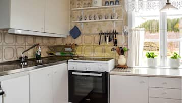 Frigorífico, placa de cocina y cafetera o tetera