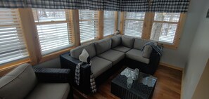 Smart TV, fireplace, video games, DVD player - Cozy, country cabin near Cooperstown (Richfield Springs)