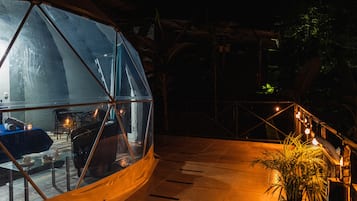 Barraca superluxo, 1 cama King, vista para a piscina | Edredons de pluma, cofres nos quartos, espaço de trabalho para notebook