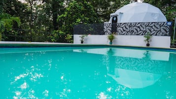 2 kolam renang terbuka