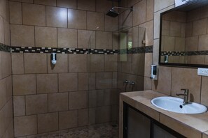 Dusche, kostenlose Toilettenartikel, Handtücher, Shampoo