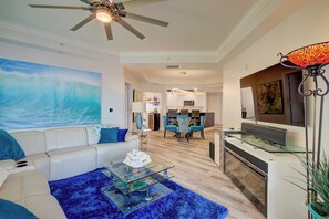 Smart TV, fireplace, computer monitors - Downtown urban high rise, exquisitely appointed (Fort Myers)