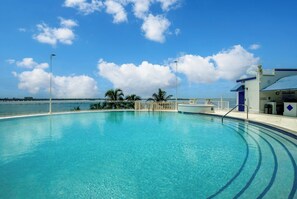 Piscine extérieure, piscine à débordement