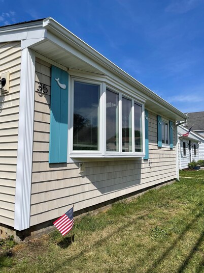 Narragansett Beach Cottage 900ft from the Beach!