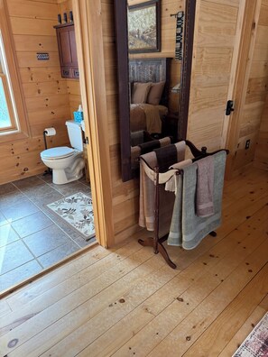 3 bedrooms, iron/ironing board, travel cot, free WiFi - Quiet Secluded Luxury Cabin Retreat in Glen Spey - Fernwood Lodge (Glen Spey)