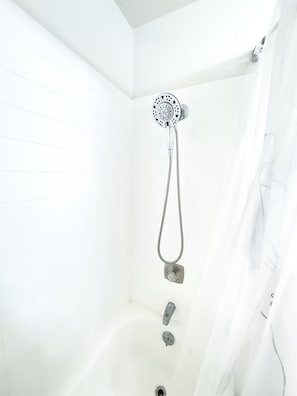 Combined shower/tub, hair dryer, towels