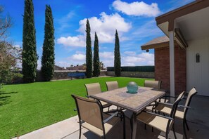 Outdoor dining - RELAXING 4 BDR HACIENDA W/ FUTURISTIC SHOWERS (El Paso)