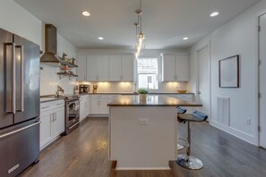 Fridge, microwave, stovetop, dishwasher