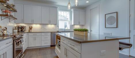 Réfrigérateur, micro-ondes, plaque de cuisson, lave-vaisselle