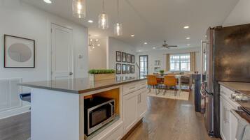 Jääkaappi, mikroaaltouuni, liesi, astianpesukone