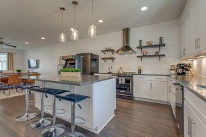 Fridge, microwave, stovetop, dishwasher