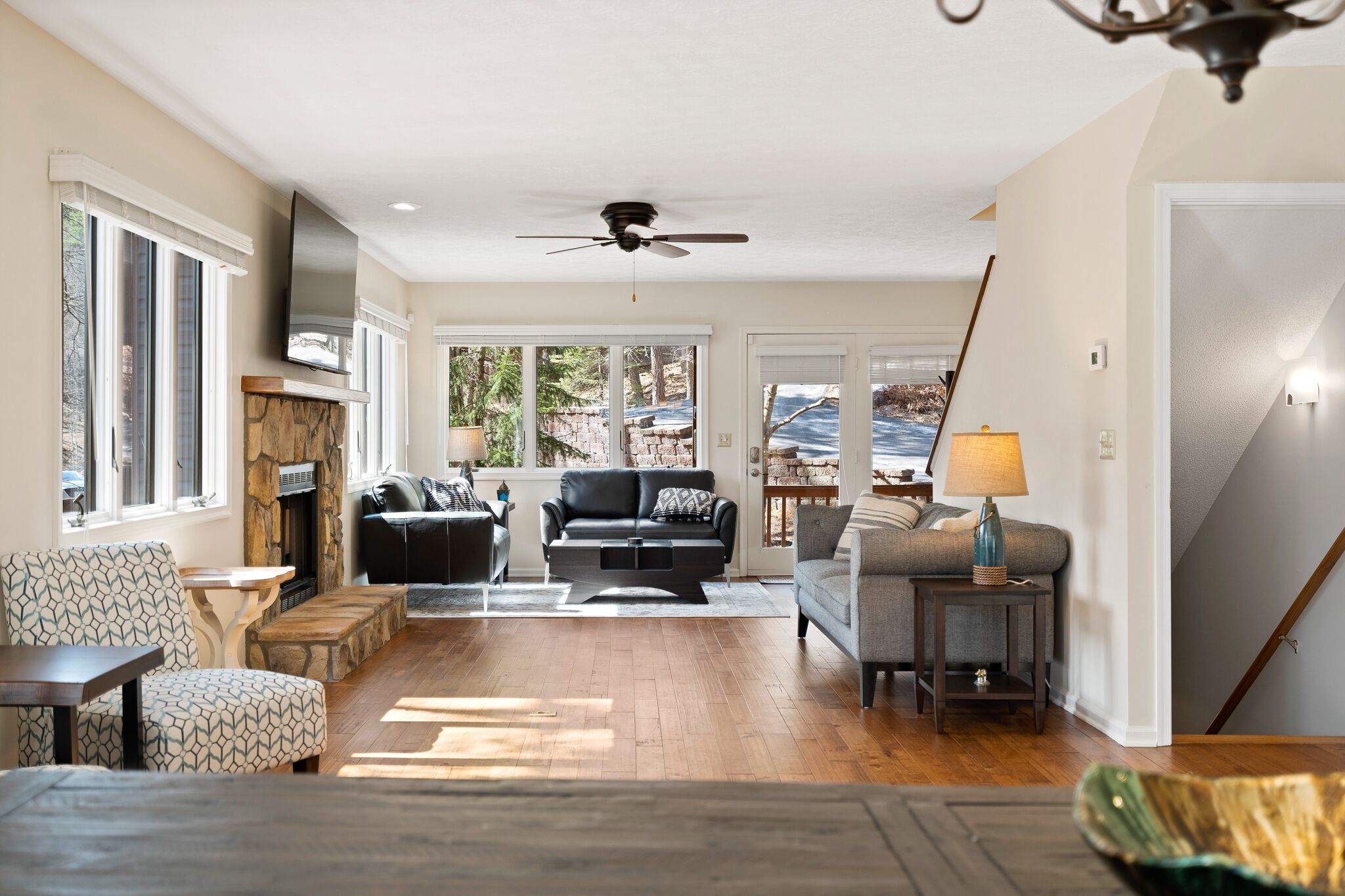 Smart TV, lareira, pebolim, livros