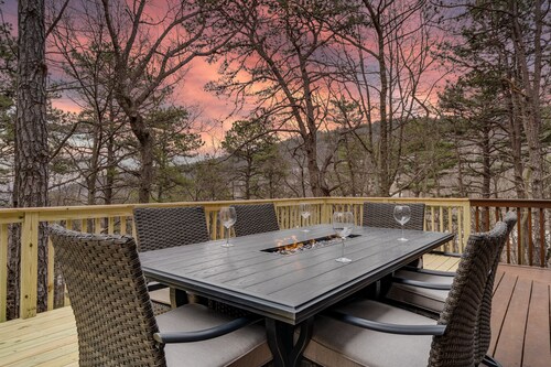 Hidden Haven - Kids friendly home, Great Location, Extended Deck, Outdoor Dining