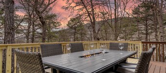 Hidden Haven - Kids friendly home, Great Location, Extended Deck, Outdoor Dining