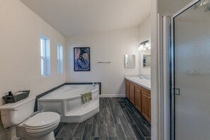 Combined shower/bathtub, hair dryer, towels - Mountain Air + Hot Tub Nights | Willow House (Ruidoso)