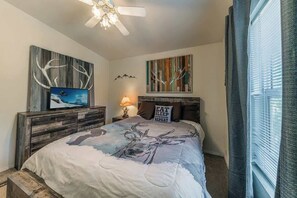 3 slaapkamers, een strijkplank/strijkijzer, wifi, beddengoed