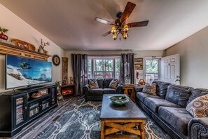 TV, caminetto, lettore DVD