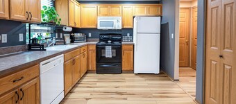 Teak: a Family Home. 5 TVs, backyard, pet friendly