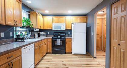 Teak: a Family Home. 5 TVs, backyard, pet friendly