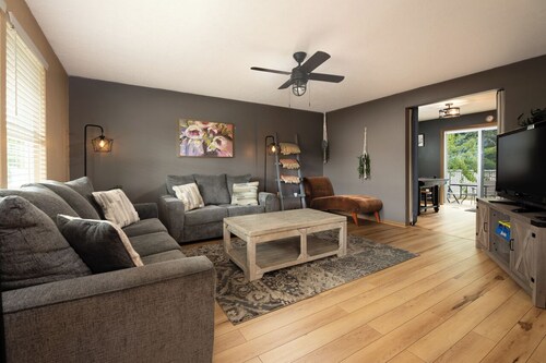 Teak: a Family Home. 5 TVs, backyard, pet friendly