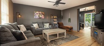 Teak: a Family Home. 5 TVs, backyard, pet friendly