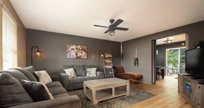 Teak: a Family Home. 5 TVs, backyard, pet friendly