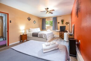 4 slaapkamers, een strijkplank/strijkijzer, reisbedje, gratis wifi