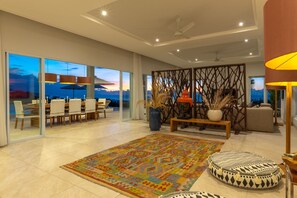 TV - Villa IzaJay (Sukasada)