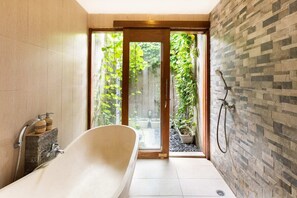 Luxury Room, 5 Bedrooms | Bathroom | Towels - Ariana Villa (Canggu)