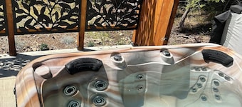 Gabriola Large Private Suite & Hot Tub