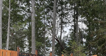 Gabriola Large Private Suite & Hot Tub