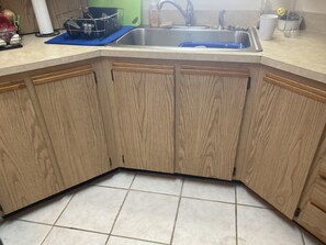 Refrigerador, horno, parrilla de estufa y cafetera y tetera 