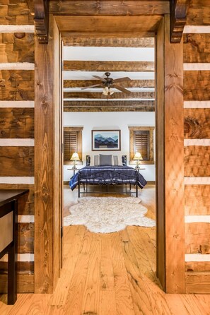 5 bedrooms, desk, iron/ironing board, WiFi