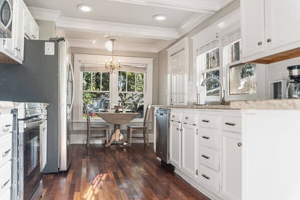 冰箱、微波炉、烤箱、炉灶