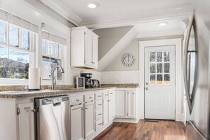 冰箱、微波炉、烤箱、炉灶