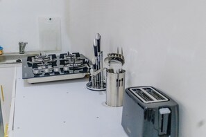 Fridge, microwave, stovetop, electric kettle - Cozy studio style apartment. (Kisumu)