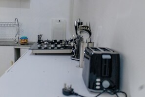 Fridge, microwave, stovetop, electric kettle - Cozy studio style apartment. (Kisumu)