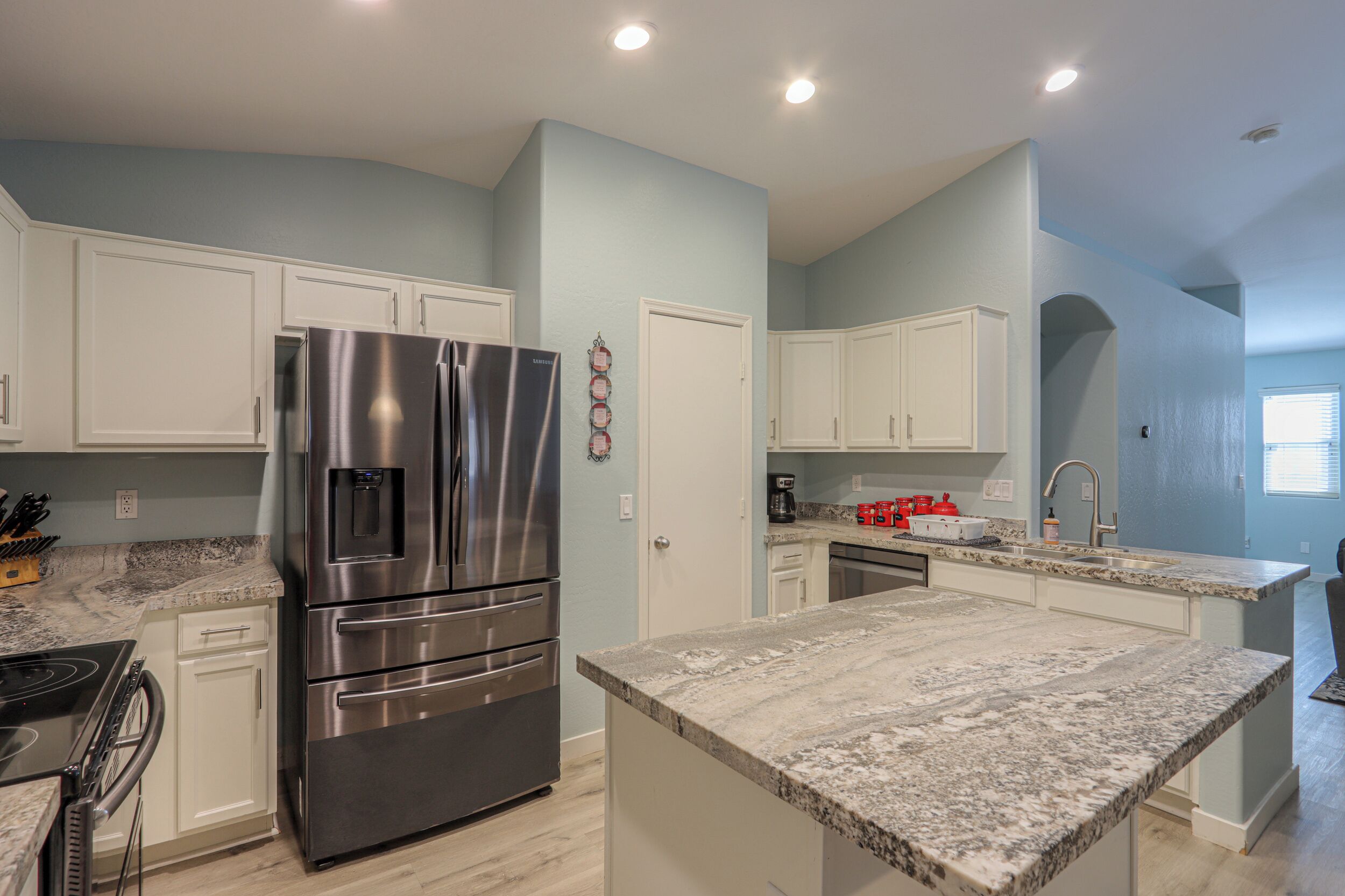 Refrigerador, microondas, horno y parrilla de estufa 